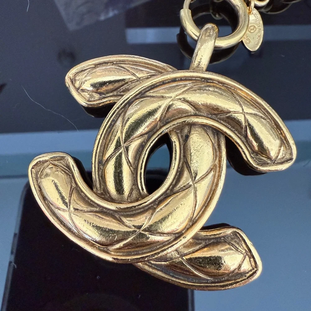 LOT 2223 JUMBO 24K gold plated CHANEL matelasse CC Pendant Necklace - Picture 5 of 9